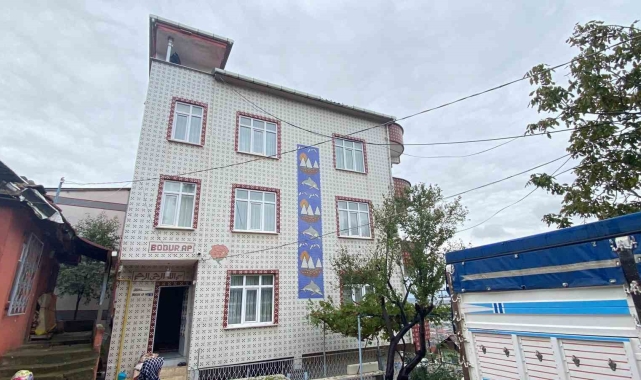 Su giderini temizlemek için çıktığı çatıdan düştü