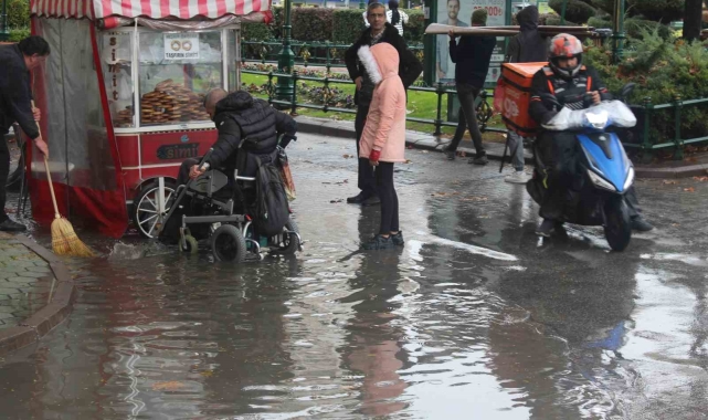 Su içinde kalan engelli vatandaşa ait simit arabasını kurtarmak için yardıma koştular