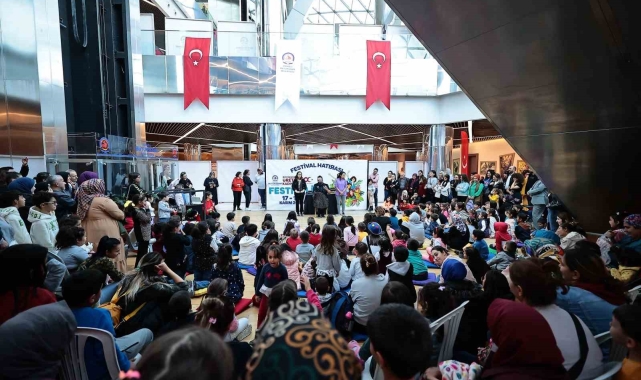 Şükriye Tutkun türküleriyle festivale renk kattı