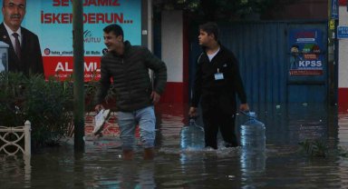 Sular altında kalan İskenderun'da mahsur kalan araçlar kurtarılmayı bekliyor