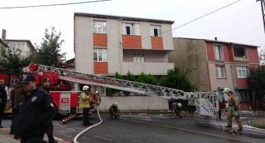 Sultanbeyli'de 3 katlı binanın çatısı alev alev yandı