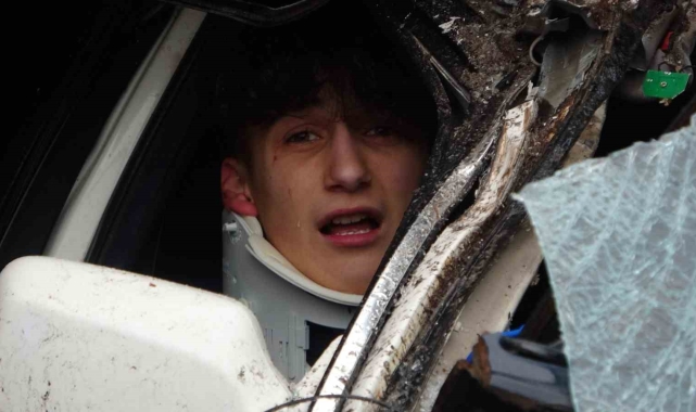 Sultanbeyli'de hafriyat kamyonuna çarpan otomobilde iki kişi sıkıştı