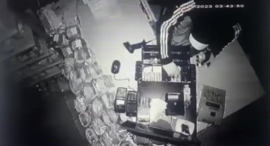 Sultanbeyli'de iş yerlerine dadanan hırsızın para çaldığı anlar kamerada