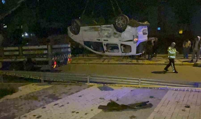 Sultanbeyli'de minibüsle çarpışan araç dereye uçtu: 1 yaralı