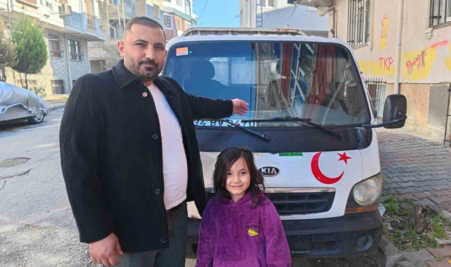 Sultangazi'de "bu kadarına da pes" dedirten anlar kamerada: Park halindeki kamyonetin camını çaldı