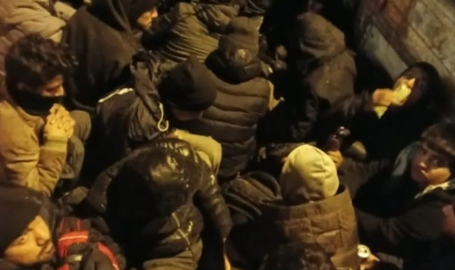 Şüphe üzerine durdurulan araçlarda kaçak göçmen çıktı