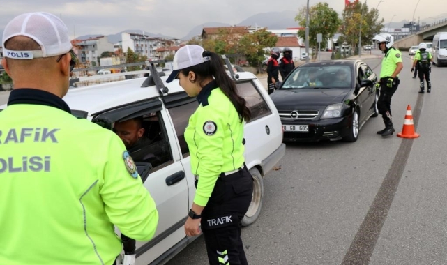 Sürücüler emniyet kemeri ve kurallara uyma konusunda bilgilendirildi