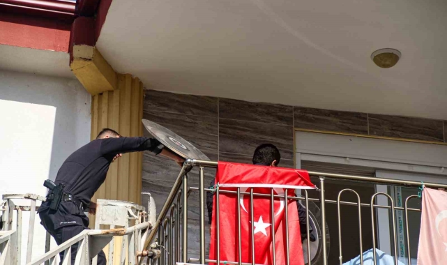 Tahliye memurlarını kapısında görünce bıçak ve satırla direndi, polisler kalkanlarla balkondan girdi