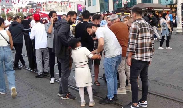 Taksim'de 10 yaşındaki kız turistlerin çantasını çalarken suçüstü yakalandı