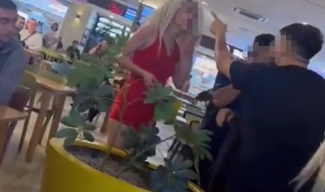 Taksim'de AVM'de saç saça kavga kamerada: "Senin beynini patlatırım"