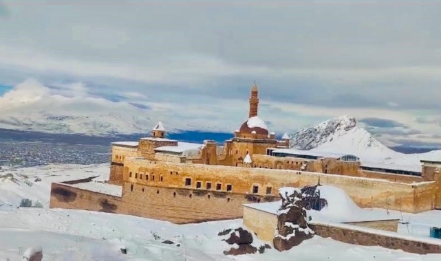 Tarihi saraydan kar manzaraları