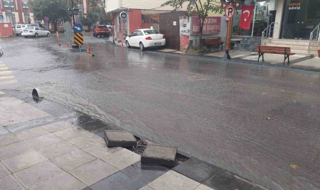 Tekirdağ'da yağış şiddetini artırdı: Yollarda su birikintileri oluştu