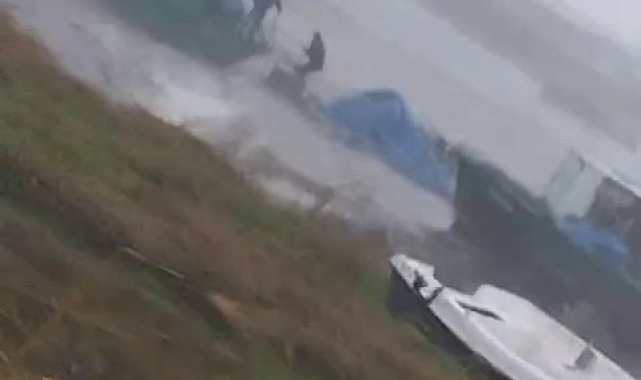 Teknede mahsur kalan balıkçıyı oğlu böyle kurtardı