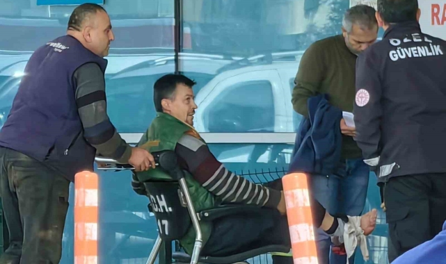 Testere ile odun keserken ayağından oluyordu