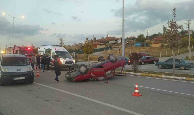 Ticari araç ve otomobil çarpıştı: 5 yaralı