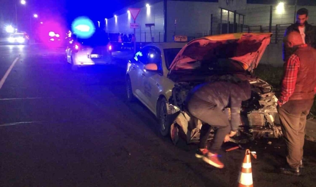 Ticari taksi ile otomobil kavşakta çarpıştı: 4 yaralı