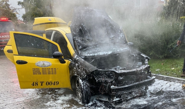 Ticari takside çıkan yangında araç kullanılamaz hale geldi