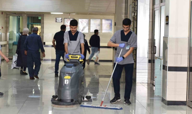 Tıp öğrencileri, kazandıkları fakültenin hastanesinde hem okuyor hem çalışıyor