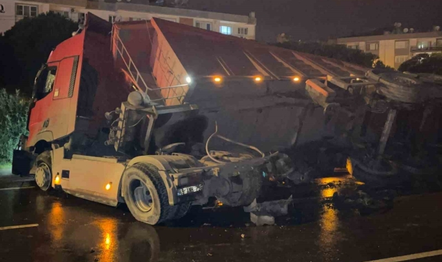 Tır karşı şeride geçip devrildi: 1 yaralı