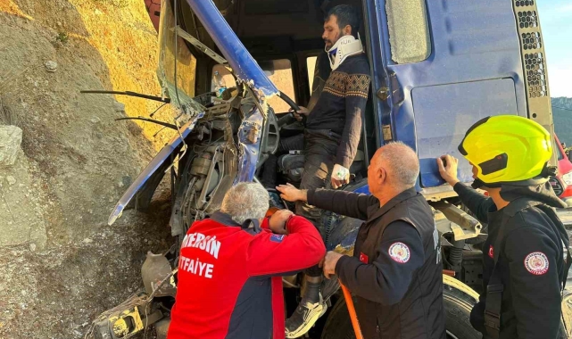 Tırda sıkışan sürücüyü itfaiye kurtardı