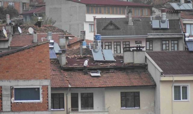 Tosya'da çatıda tehlikeli yürüyüş