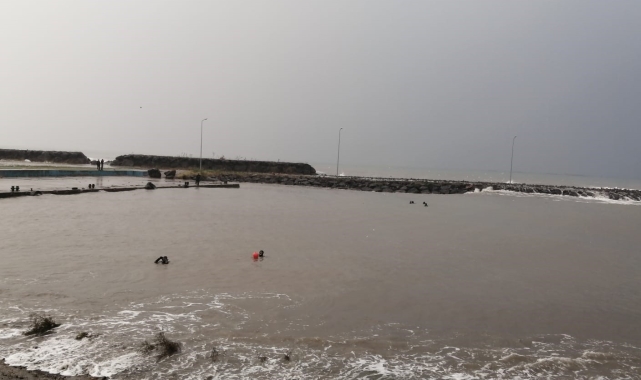 Trabzon'da fırtınada deniz kenarında fotoğraf çekitrmek isteyen 2 genç dalgalara kapılarak kayboldu