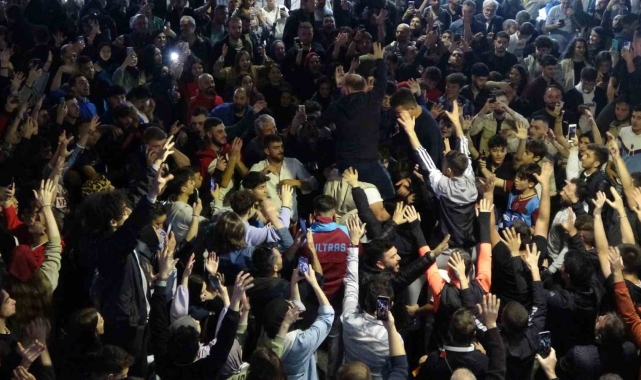 Trabzonsporlu taraftarlar, Fenerbahçe galibiyetini kutladı