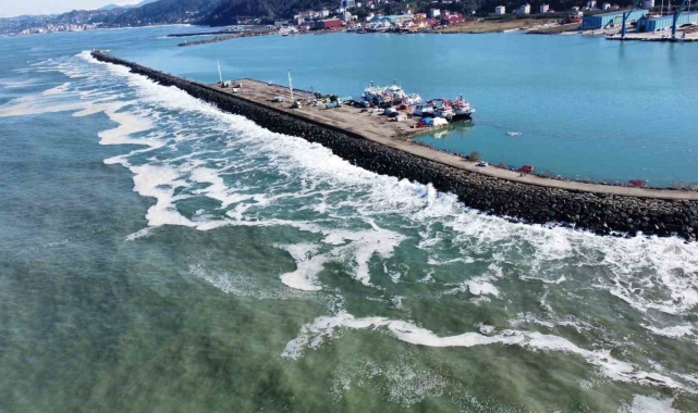 Trabzon'un Sürmene ilçesindeki Yeniçam Tersanesi'ndeki askeri üs bölgesinde dalgaların oluşturduğu tahribat görüntülendi