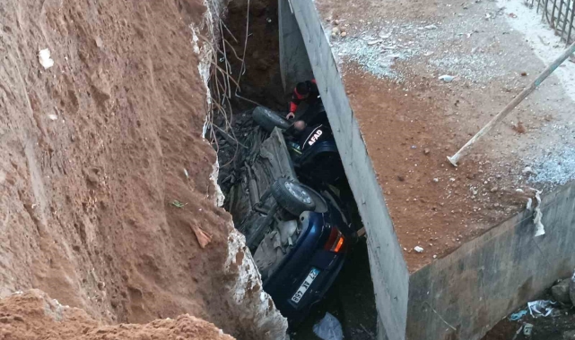 Trafiğe kapalı yola giren otomobil inşaat alanına düştü: 4 yaralı