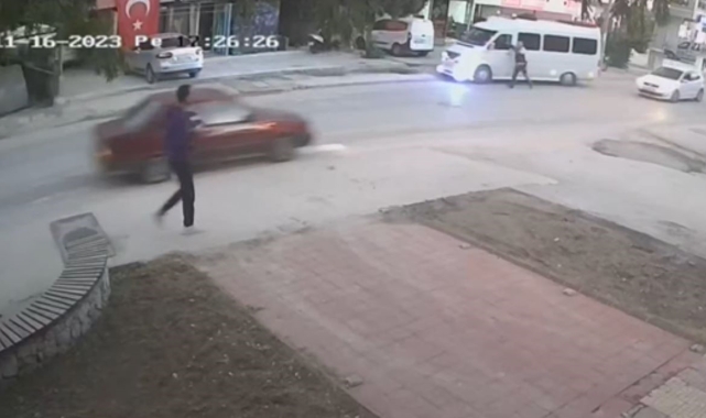 Trafik denetiminden kaçtı, araçta asılı kalan trafik polisi son anda kurtuldu