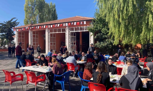 Trafik kazasında hayatını kaybeden itfaiye eri anısına dua edilip yemek dağıtıldı