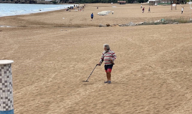 Turistlerin çekildiği plaj define avcılarına kaldı: "Ne bulursak kar"