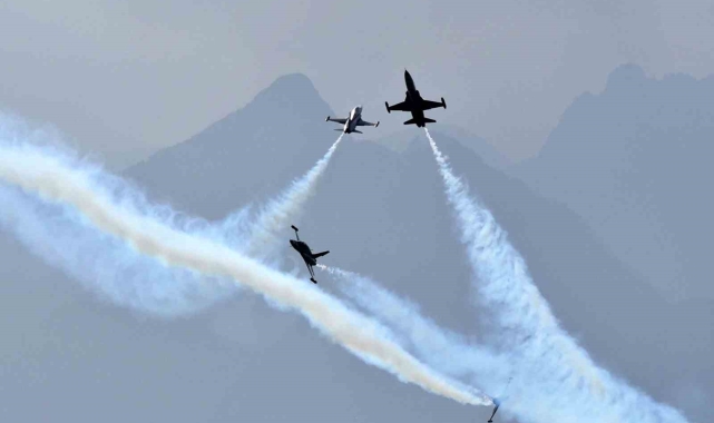 Türk Yıldızları Antalya'da nefes kesti