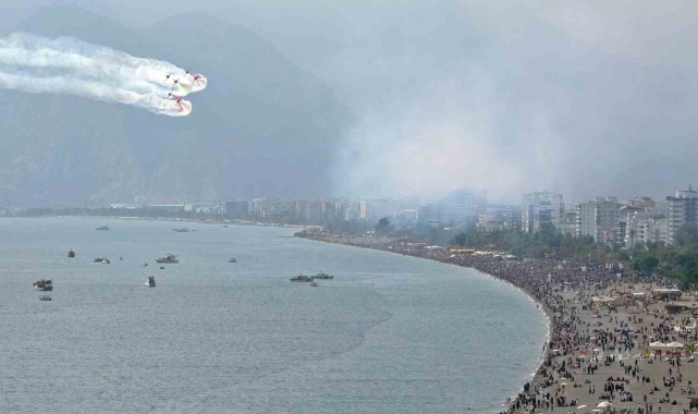 Türk Yıldızları Antalya'yı yaza çevirdi: Binlerce kişi sahili doldurdu