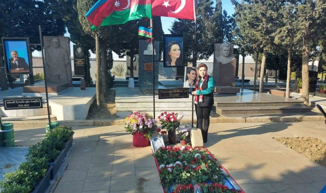 Türkiye'den götürdüğü toprağı Paşayeva'nın mezarına döktü