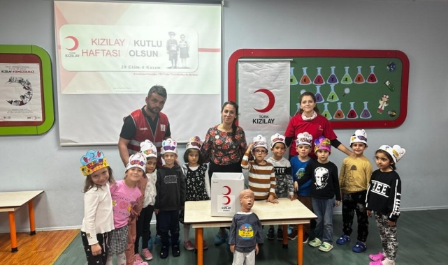 Tuzla'da anaokulu öğrencileri Kızılay'a yardım topladı