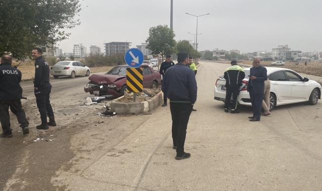 Üç otomobilin çarpıştığı kazada 2 kişi yaralandı