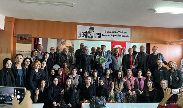 Ulu Çınarlar Korosu ve liseli gençler Atatürk'ün sevdiği şarkıları seslendirdi