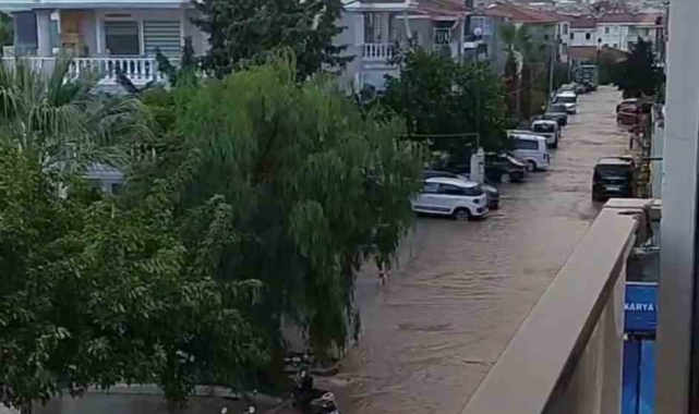 Ünlü tatil merkezi Çeşme sağanağa teslim oldu