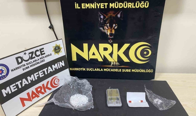 Uyuşturucu ticareti yapan 2 kişi tutuklandı