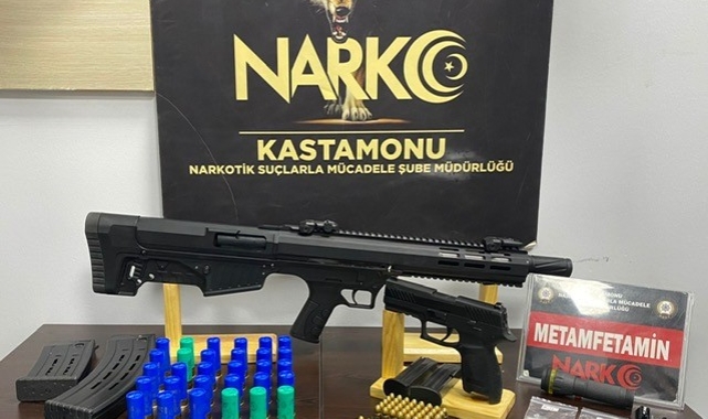 Uyuşturucuyu el fenerine zulaladı, polisin dikkatinden kaçmadı