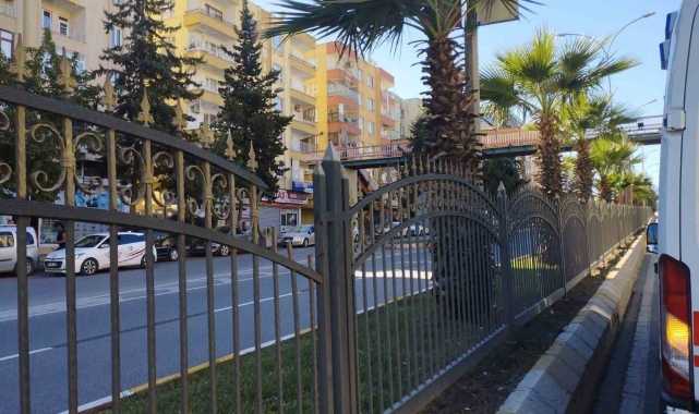 Üzerinden atlamaya çalıştığı korkuluk demiri koluna saplandı