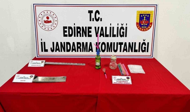 Uzunköprü'de 2 evde silah ve uyuşturucu kullanma aparatı ele geçirdi
