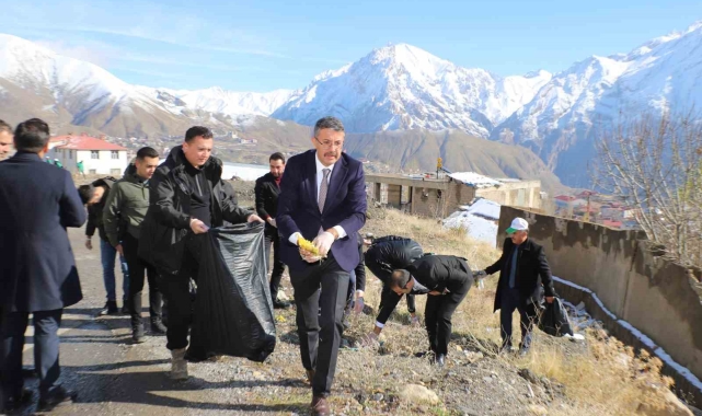 Vali Ali Çelik, öğrencilerle çöp topladı