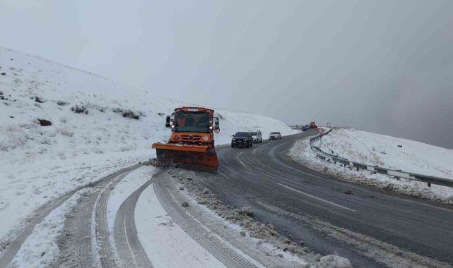 Van'da 2 bin 730 rakımlı Güzeldere Geçidi'nde kar yağışı