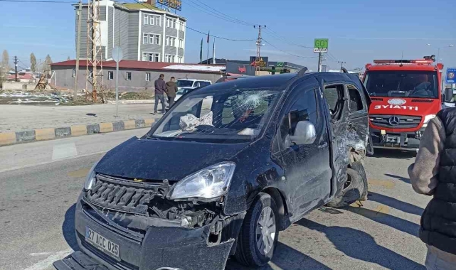 Van'da kamyonetler çarpıştı: 1 yaralı