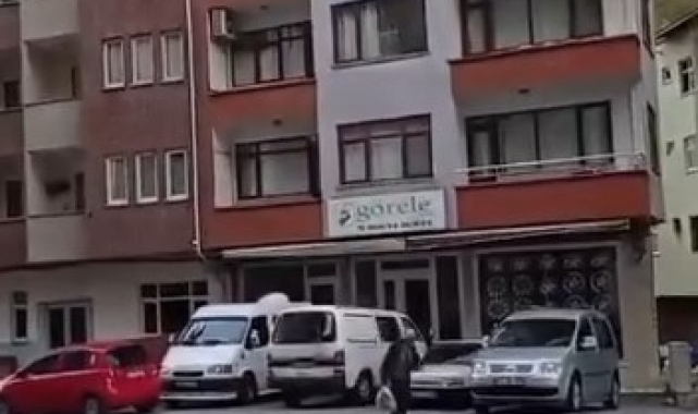 Vatandaş fırtınanın uçurduğu çatının altında kalmaktan son anda kurtuldu