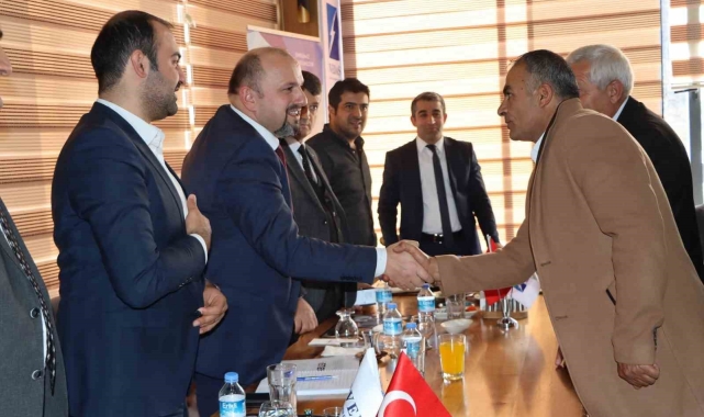 VEDAŞ heyeti Hakkarili muhtarlarla toplantı yaptı