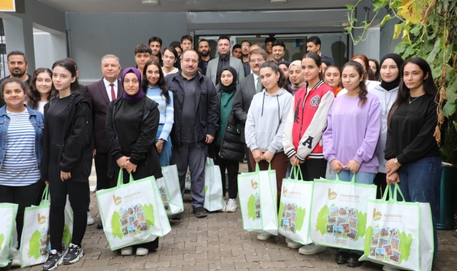 Viranşehir Belediyesinden gençlere kitap seti desteği
