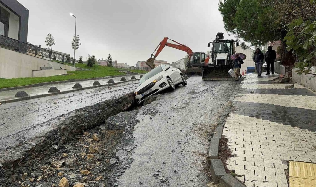 Yağmur suyu kanalı çalışmasında açılan çukura otomobil düştü